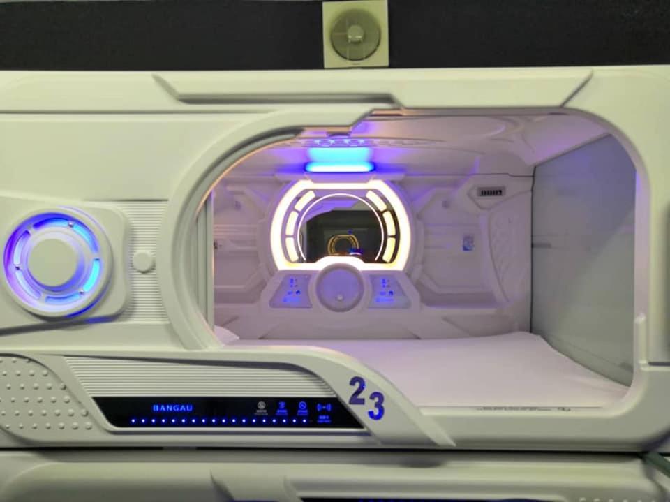 Bangau - Short Term Rest Area Capsule Hotel เซปัง ภายนอก รูปภาพ